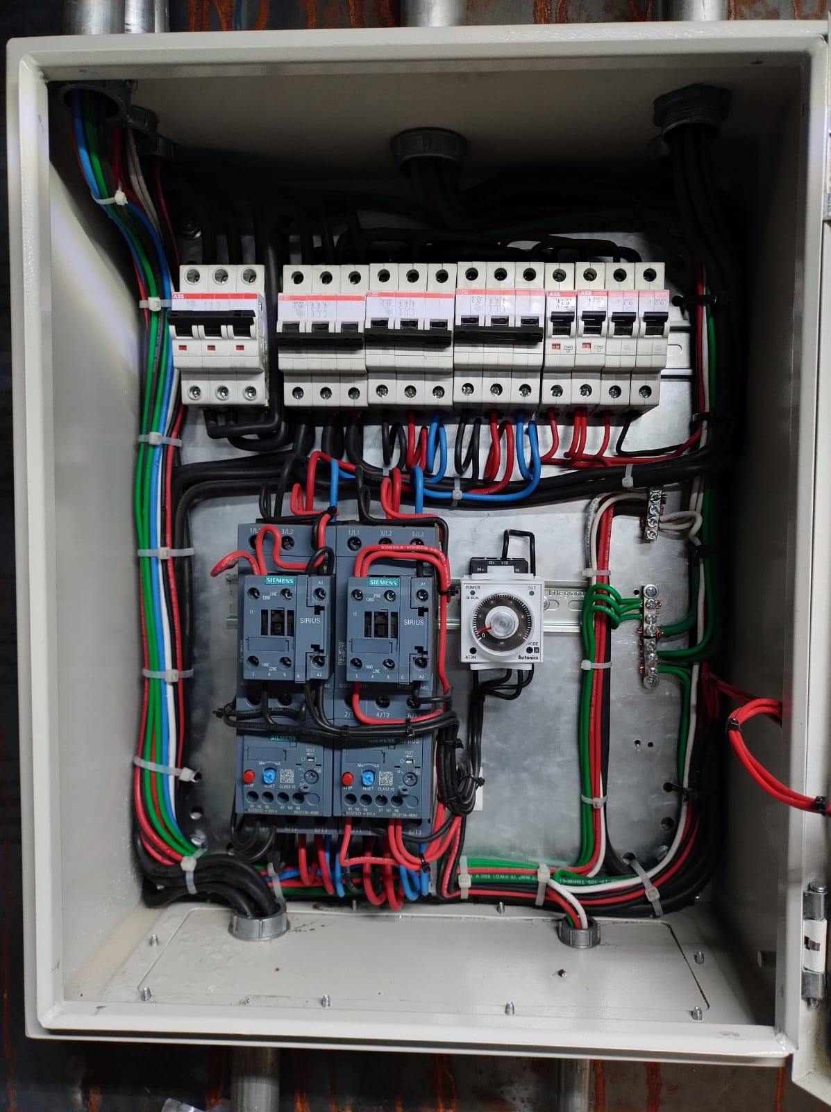 Protecciones y control en gabinete eléctrico