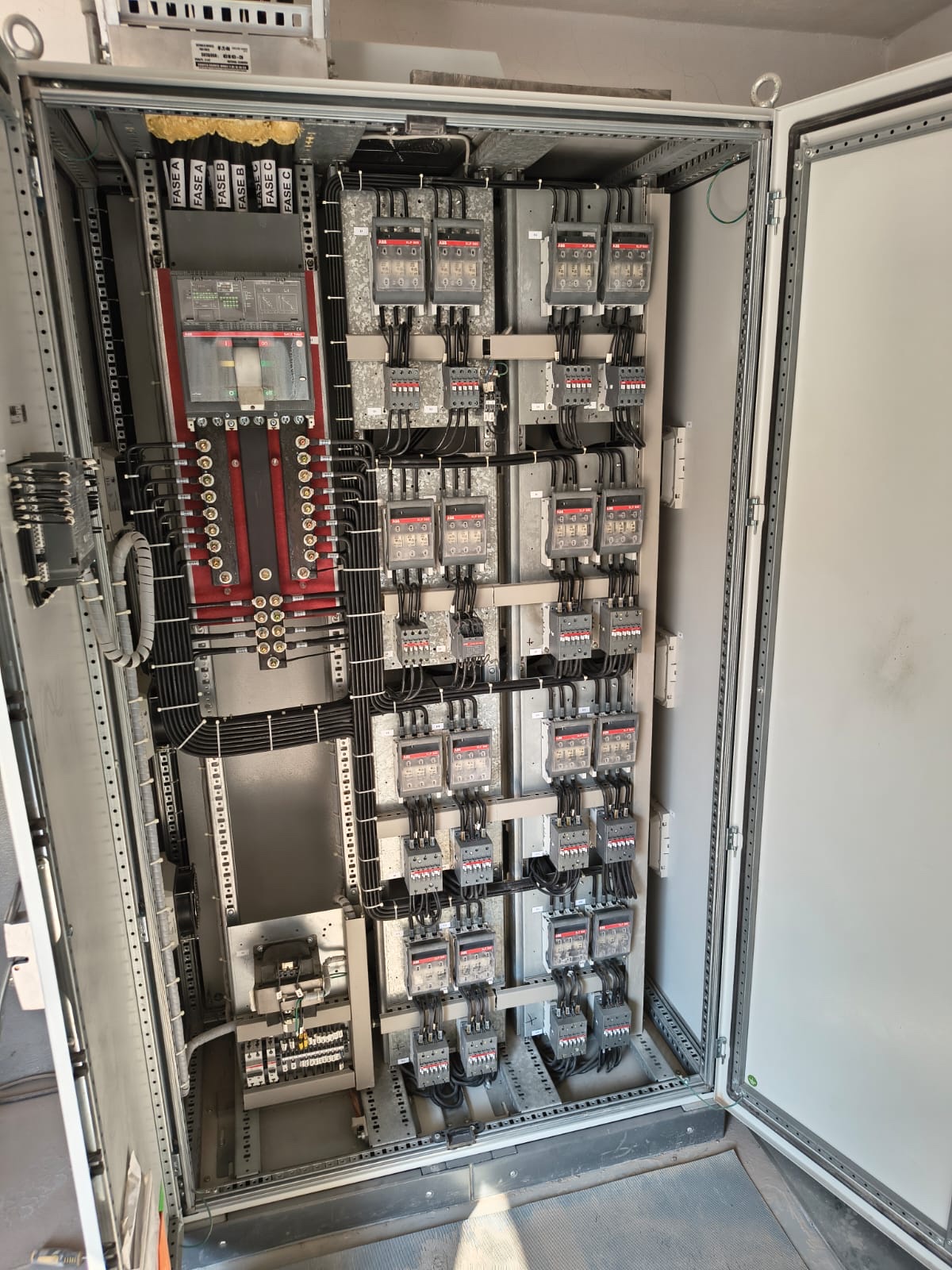 Centro de distribución eléctrica con circuitos identificados