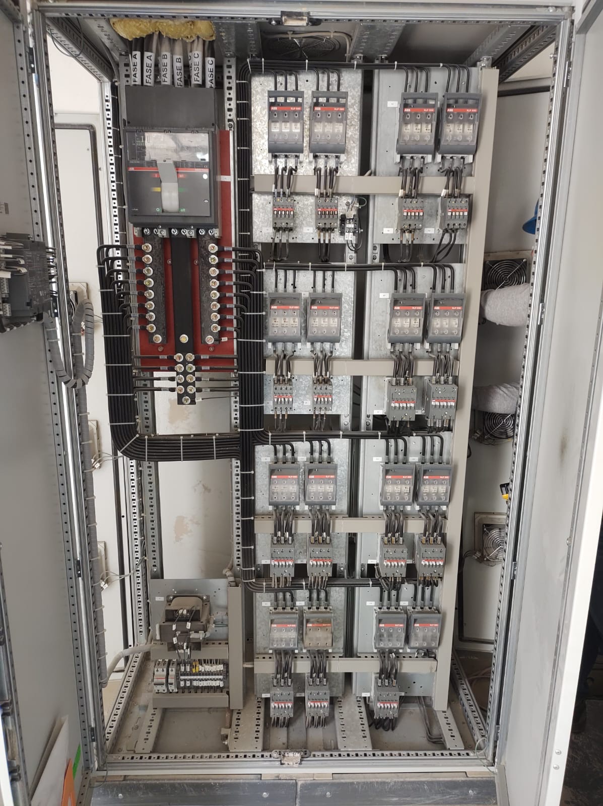 Tablero eléctrico industrial con protecciones ordenadas